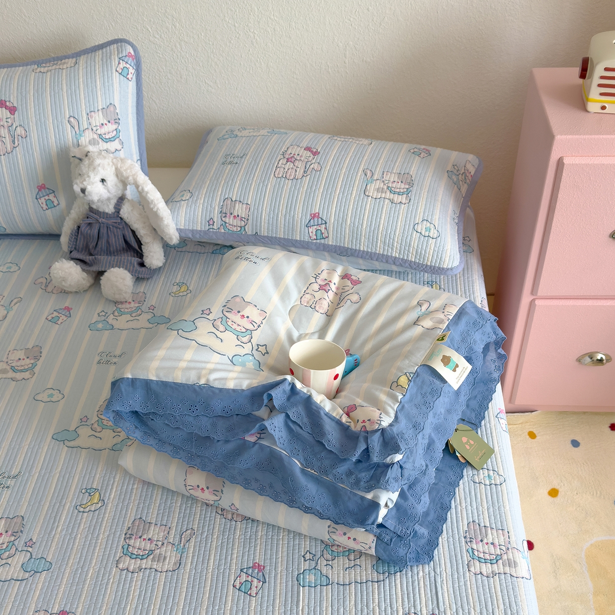 91家纺网 家纺一手货源 找家纺 赫梵茜 2025新款手工缝制踩棉纯棉韩系花边慵懒又高级双面纯棉印花春秋被被子被芯 小猫咪