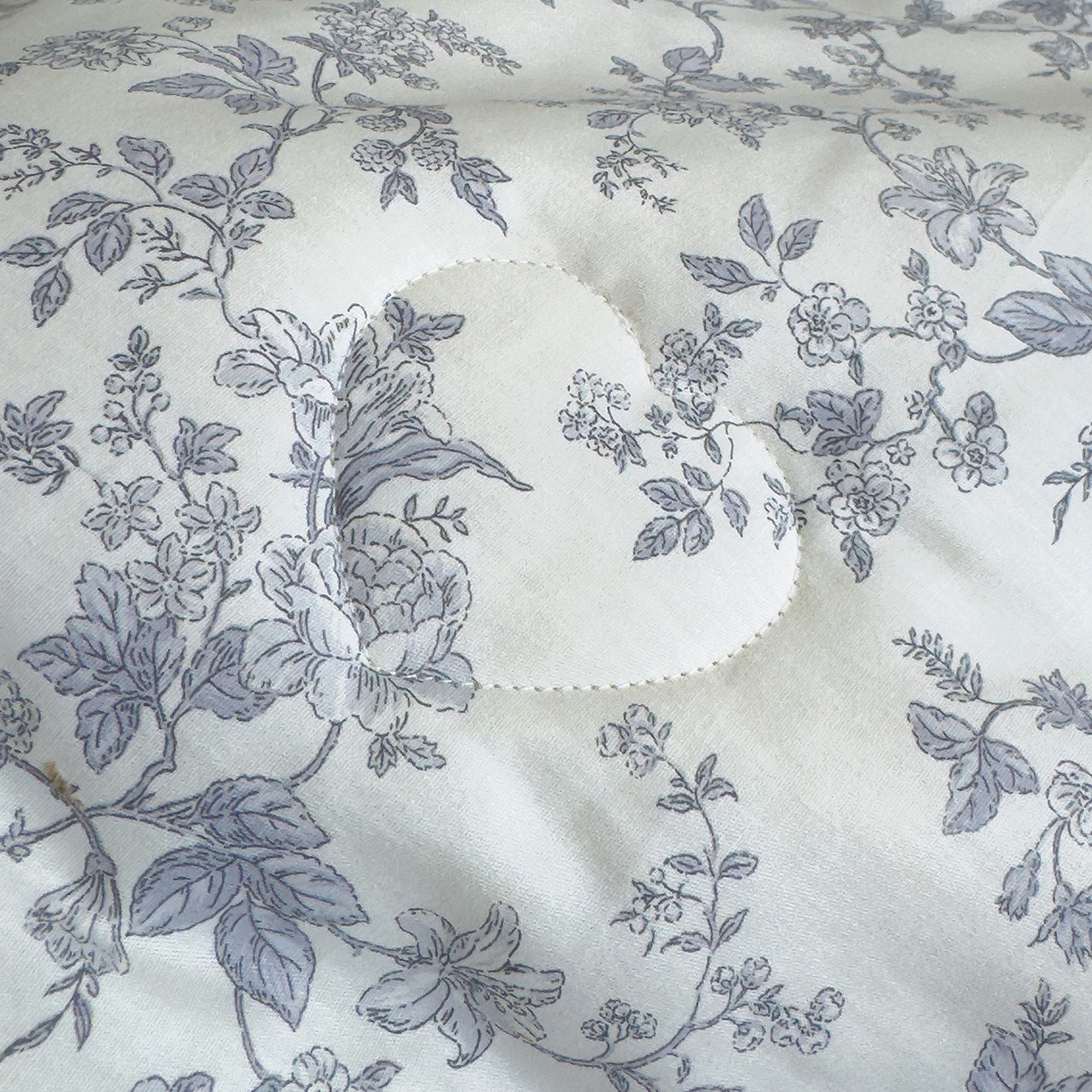 91家纺网 家纺一手货源 找家纺 赫梵茜 2025新款手工缝制踩棉纯棉韩系花边慵懒又高级双面纯棉印花春秋被被子被芯 安哥拉