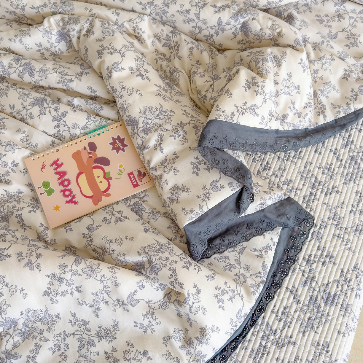 91家纺网 家纺一手货源 找家纺 赫梵茜 2025新款手工缝制踩棉纯棉韩系花边慵懒又高级双面纯棉印花春秋被被子被芯 安哥拉