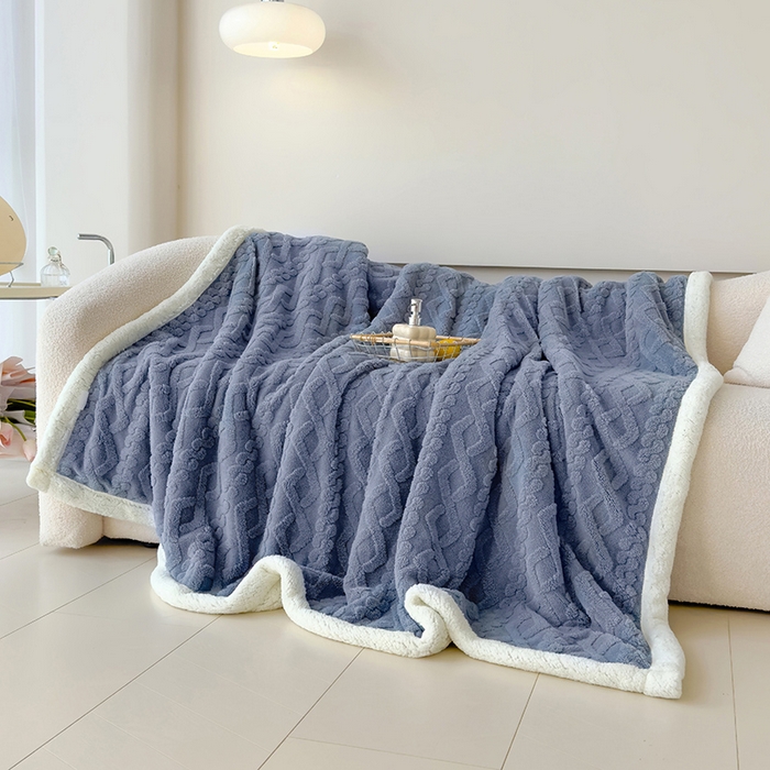 91家纺网 家纺一手货源 找家纺 馨乐家纺 2025新款塔芙绒羊羔绒双层毛毯系列 晨雾蓝