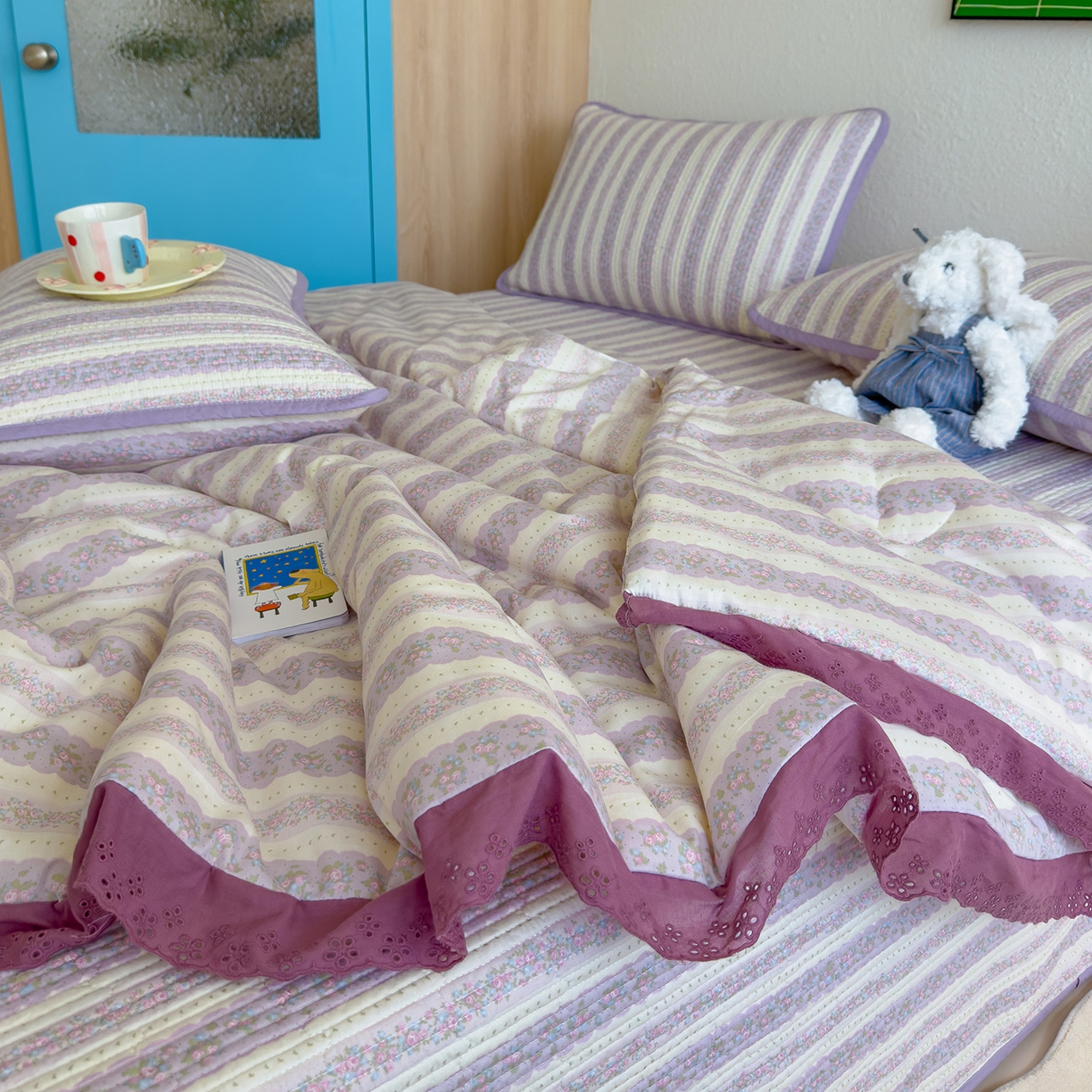 91家纺网 家纺一手货源 找家纺 赫梵茜 2025新款手工缝制踩棉纯棉韩系花边慵懒又高级双面纯棉印花春秋被被子被芯 半岛紫