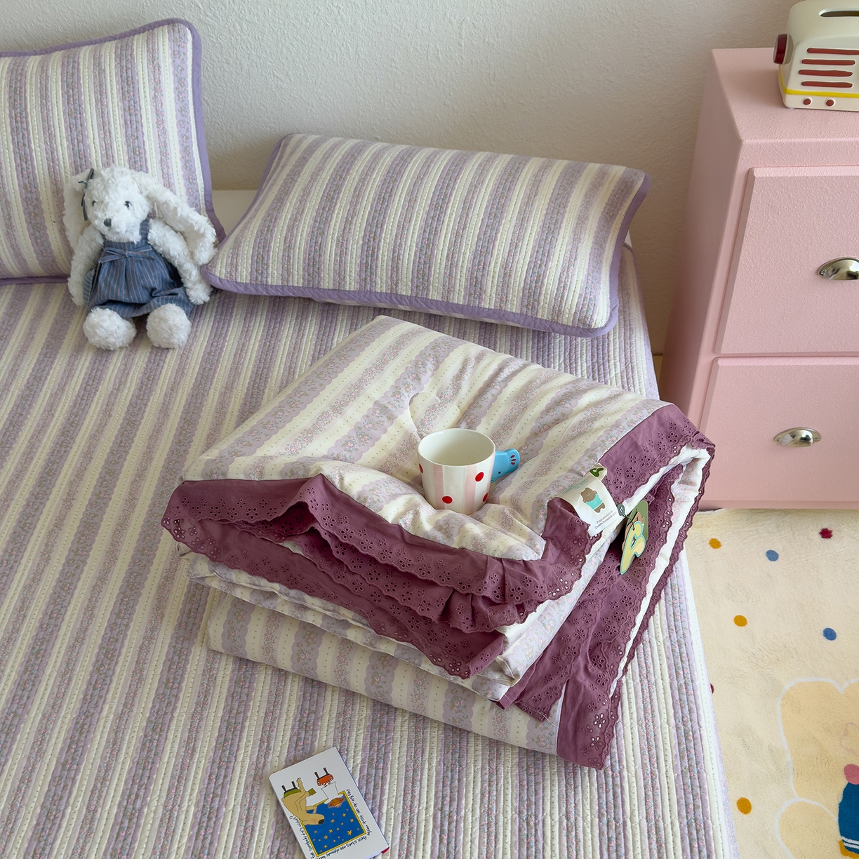 91家纺网 家纺一手货源 找家纺 赫梵茜 2025新款手工缝制踩棉纯棉韩系花边慵懒又高级双面纯棉印花春秋被被子被芯 半岛紫