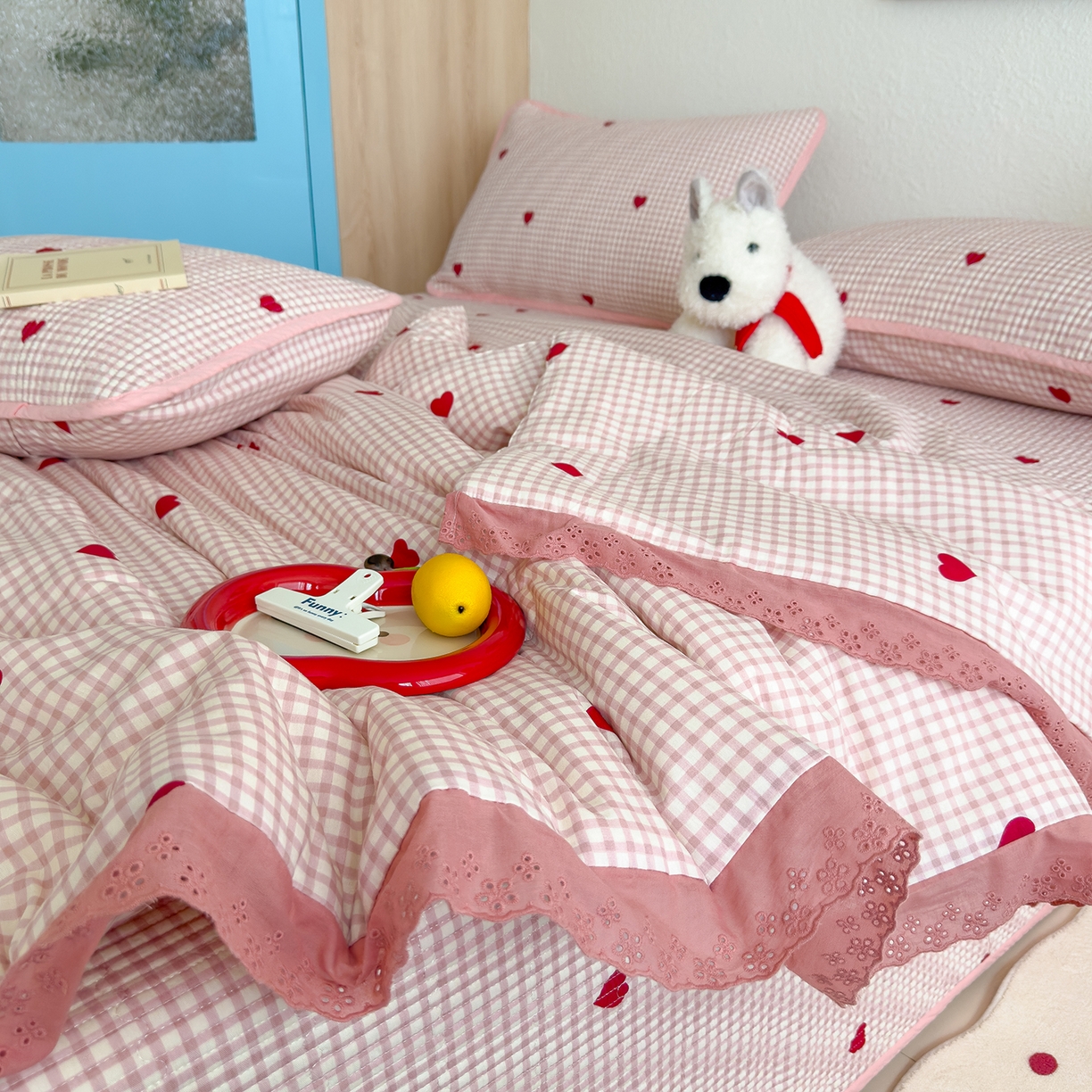 91家纺网 家纺一手货源 找家纺 赫梵茜 2025新款手工缝制踩棉纯棉韩系花边慵懒又高级双面纯棉印花春秋被被子被芯 格子爱心粉