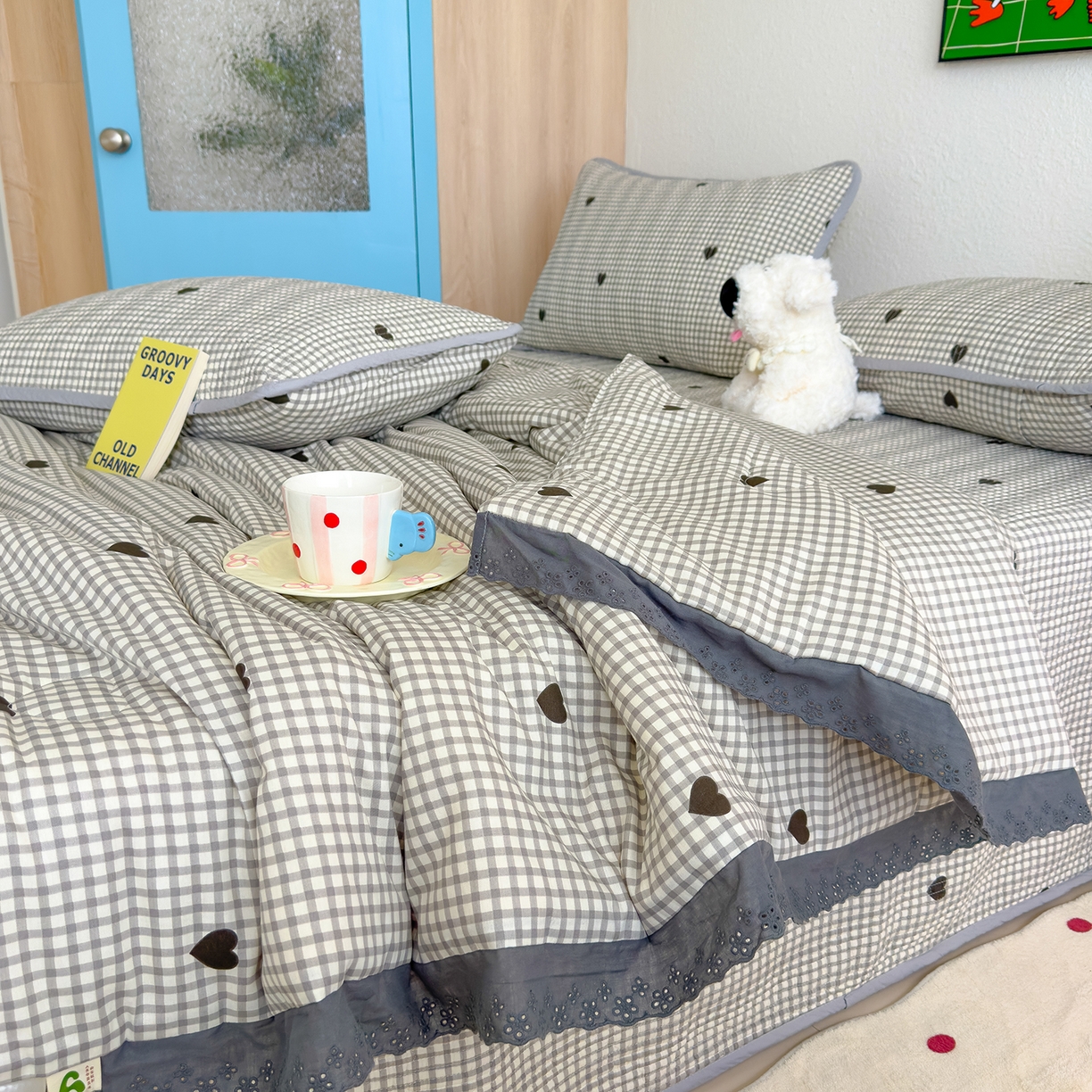 91家纺网 家纺一手货源 找家纺 赫梵茜 2025新款手工缝制踩棉纯棉韩系花边慵懒又高级双面纯棉印花春秋被被子被芯 格子爱心灰