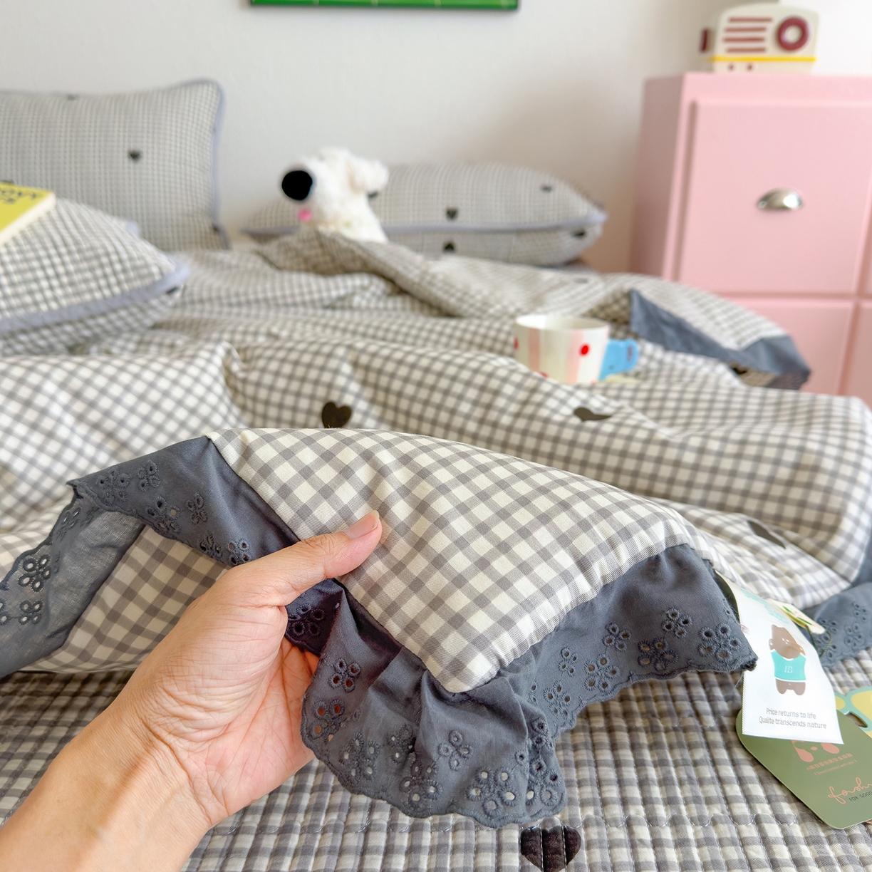 91家纺网 家纺一手货源 找家纺 赫梵茜 2025新款手工缝制踩棉纯棉韩系花边慵懒又高级双面纯棉印花春秋被被子被芯 格子爱心灰