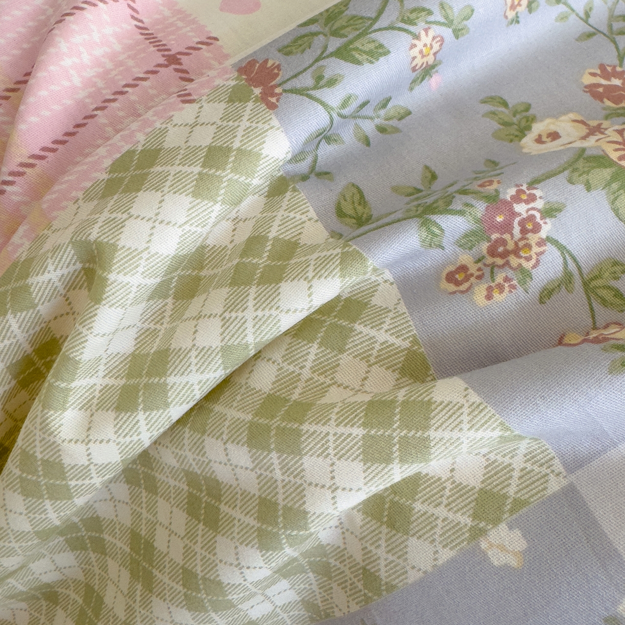 91家纺网 家纺一手货源 找家纺 赫梵茜 2025新款手工缝制踩棉纯棉韩系花边慵懒又高级双面纯棉印花春秋被被子被芯 款款诗意粉