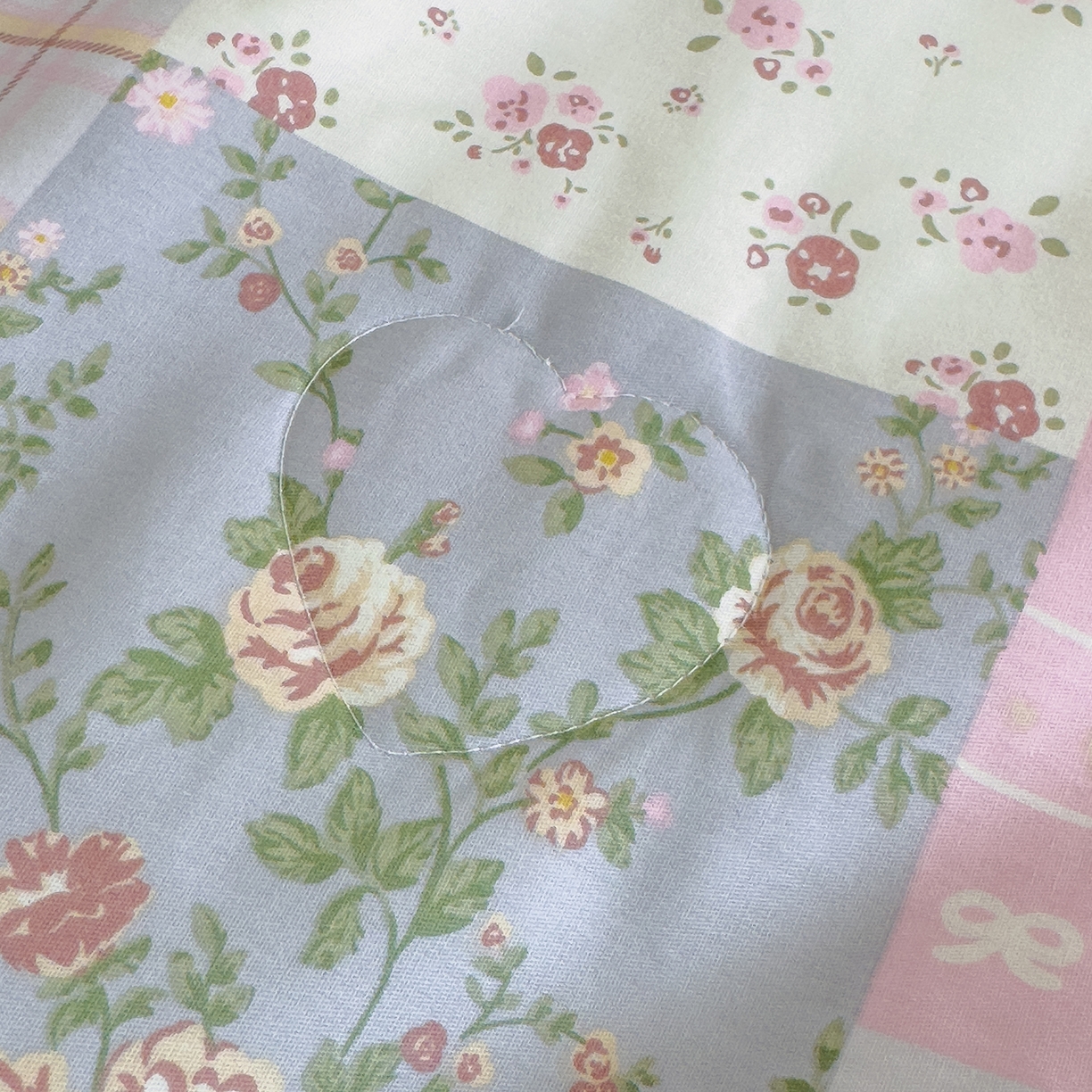 91家纺网 家纺一手货源 找家纺 赫梵茜 2025新款手工缝制踩棉纯棉韩系花边慵懒又高级双面纯棉印花春秋被被子被芯 款款诗意粉