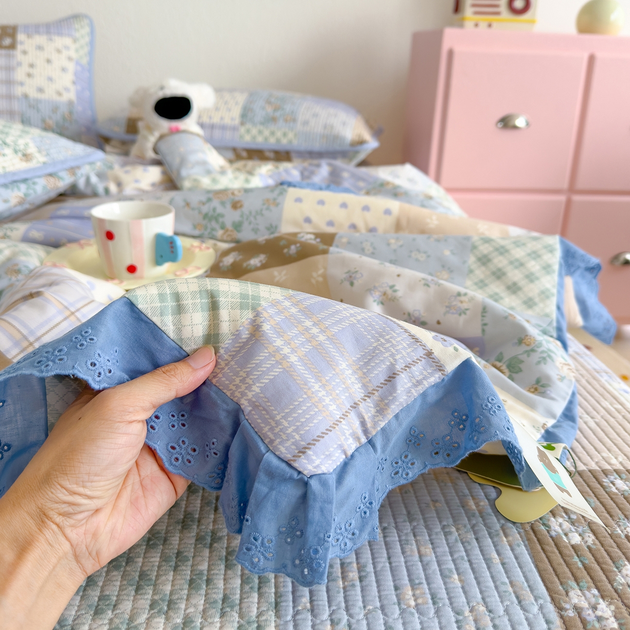 91家纺网 家纺一手货源 找家纺 赫梵茜 2025新款手工缝制踩棉纯棉韩系花边慵懒又高级双面纯棉印花春秋被被子被芯 款款诗意蓝