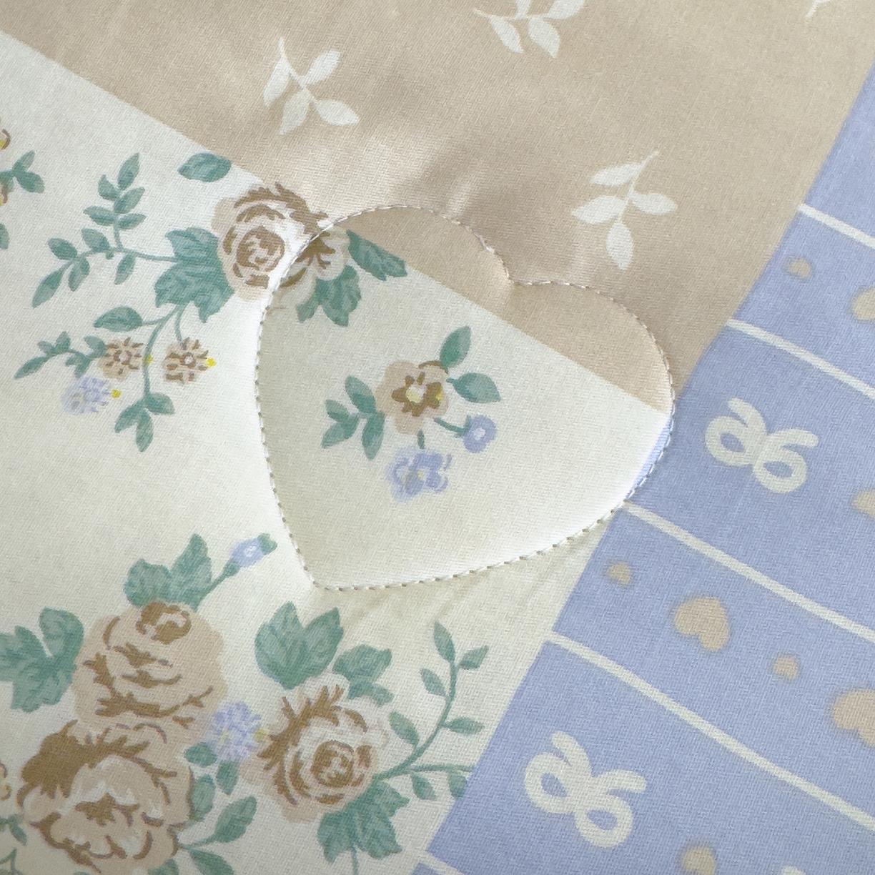 91家纺网 家纺一手货源 找家纺 赫梵茜 2025新款手工缝制踩棉纯棉韩系花边慵懒又高级双面纯棉印花春秋被被子被芯 款款诗意蓝