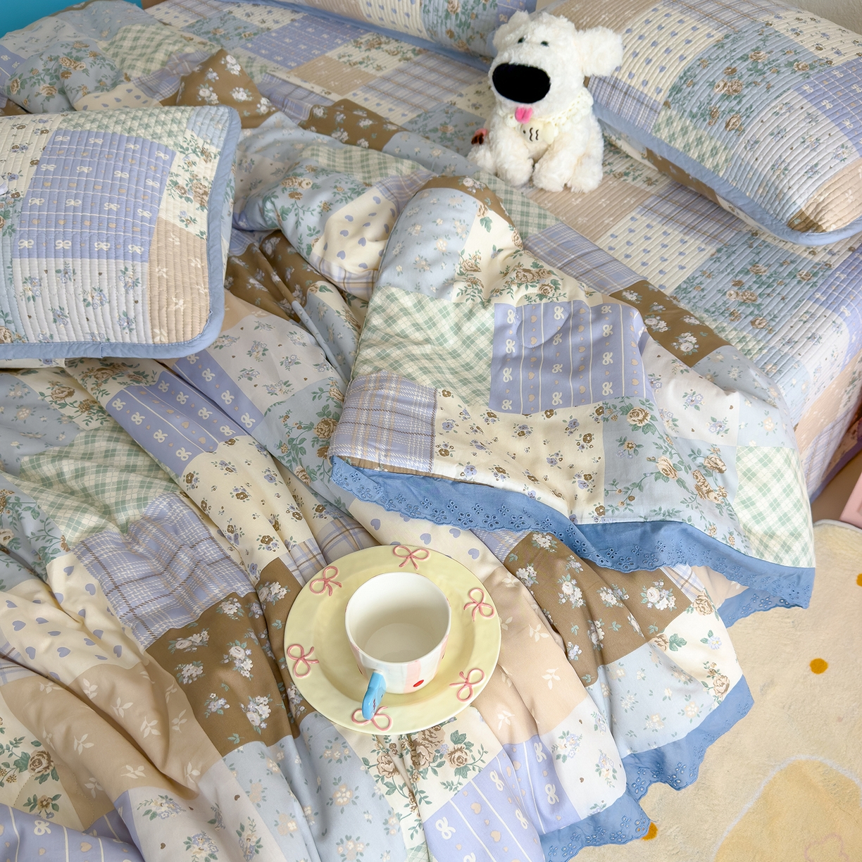 91家纺网 家纺一手货源 找家纺 赫梵茜 2025新款手工缝制踩棉纯棉韩系花边慵懒又高级双面纯棉印花春秋被被子被芯 款款诗意蓝