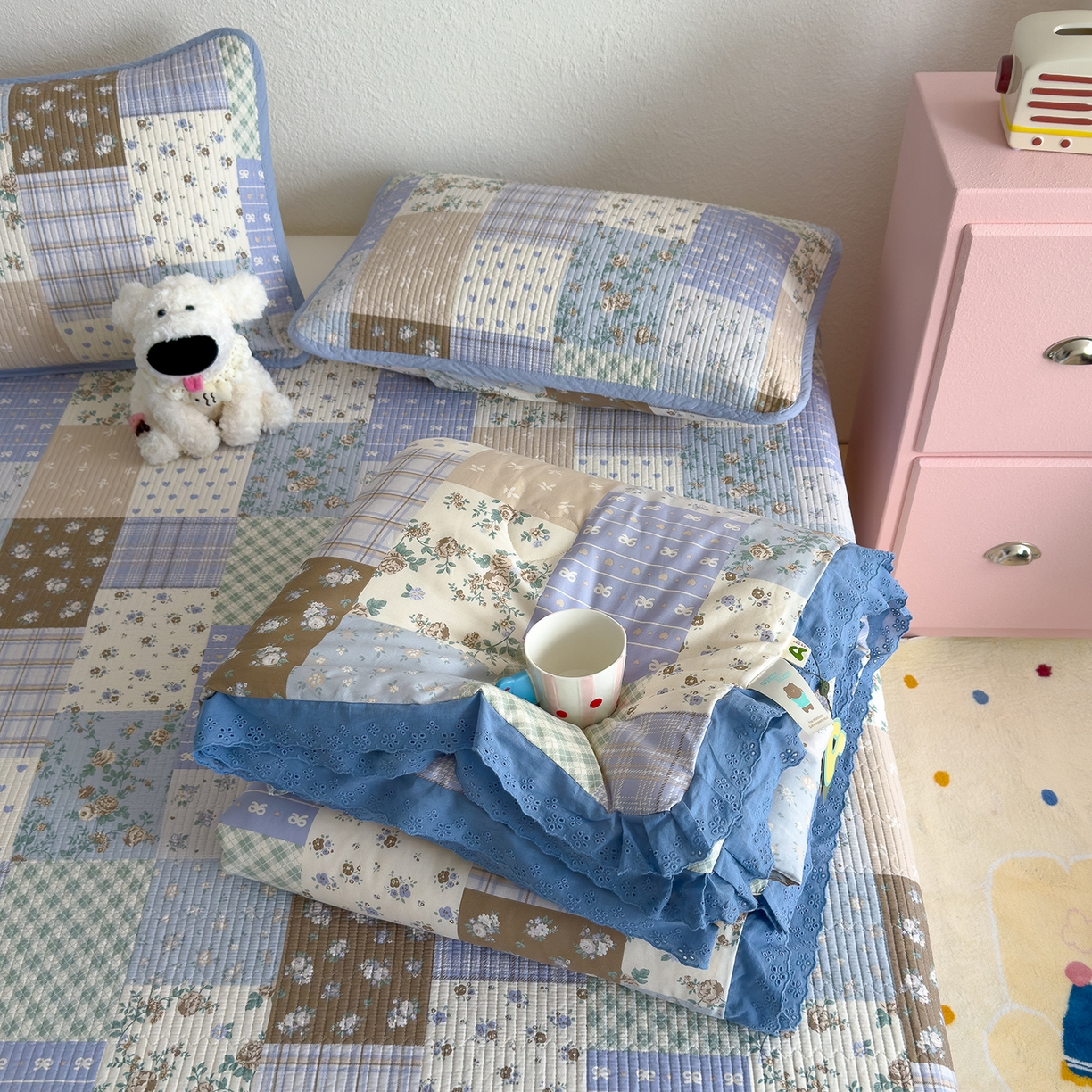 91家纺网 家纺一手货源 找家纺 赫梵茜 2025新款手工缝制踩棉纯棉韩系花边慵懒又高级双面纯棉印花春秋被被子被芯 款款诗意蓝