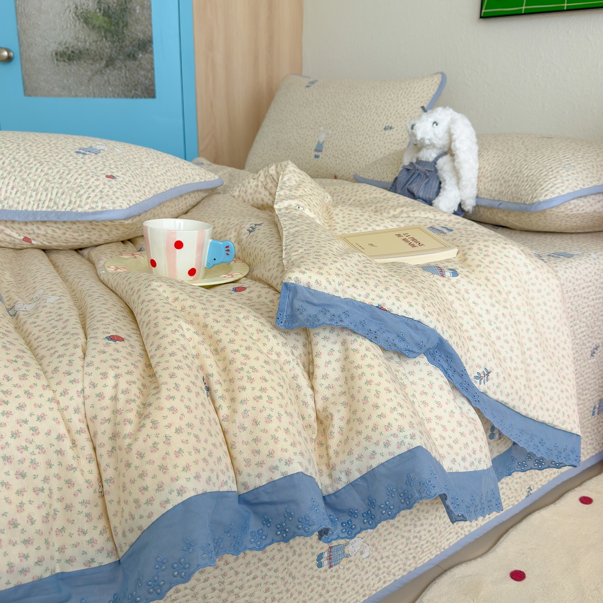 91家纺网 家纺一手货源 找家纺 赫梵茜 2025新款手工缝制踩棉纯棉韩系花边慵懒又高级双面纯棉印花春秋被被子被芯 奶呼兔兔