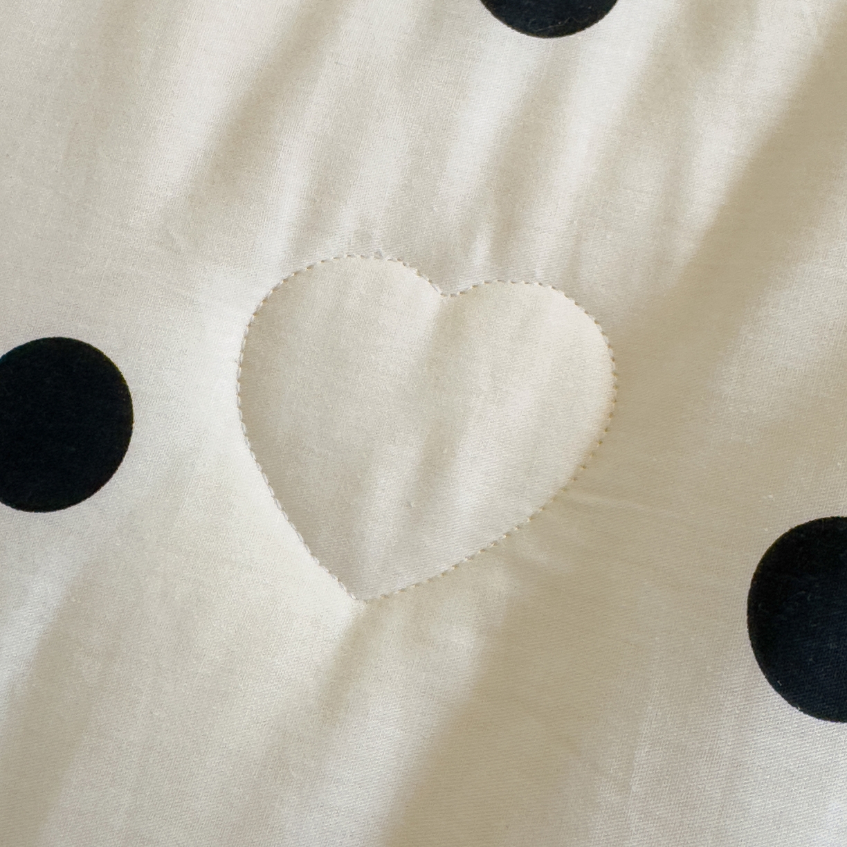 91家纺网 家纺一手货源 找家纺 赫梵茜 2025新款手工缝制踩棉纯棉韩系花边慵懒又高级双面纯棉印花春秋被被子被芯 奶油波点