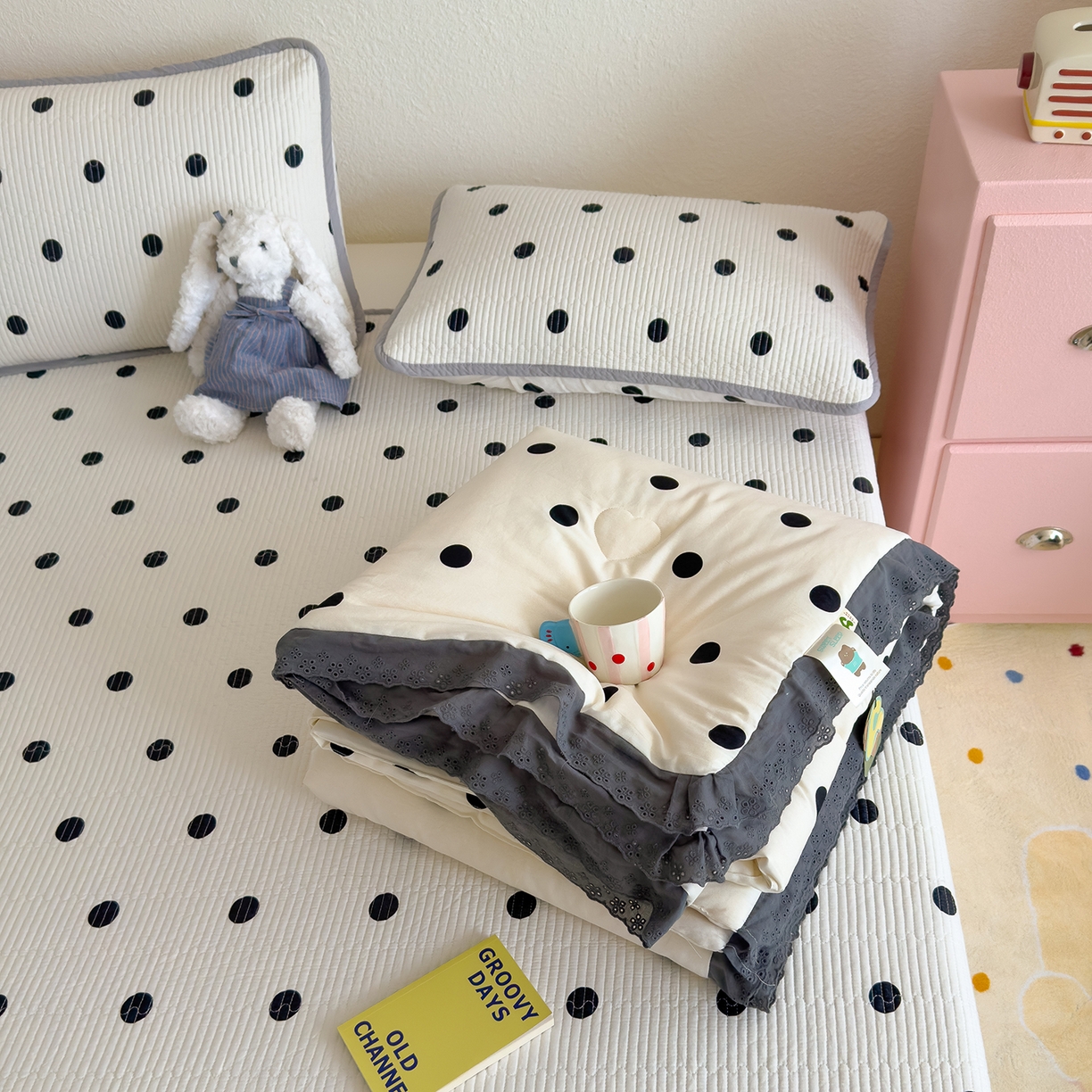 91家纺网 家纺一手货源 找家纺 赫梵茜 2025新款手工缝制踩棉纯棉韩系花边慵懒又高级双面纯棉印花春秋被被子被芯 奶油波点