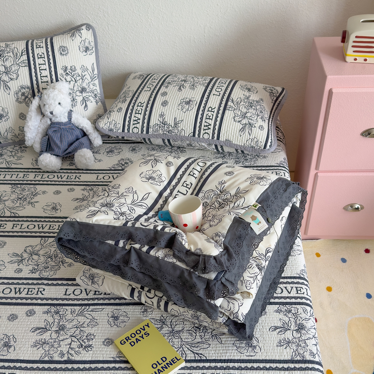 91家纺网 家纺一手货源 找家纺 赫梵茜 2025新款手工缝制踩棉纯棉韩系花边慵懒又高级双面纯棉印花春秋被被子被芯 塞纳河畔