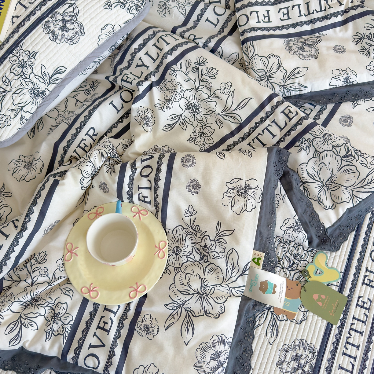 91家纺网 家纺一手货源 找家纺 赫梵茜 2025新款手工缝制踩棉纯棉韩系花边慵懒又高级双面纯棉印花春秋被被子被芯 塞纳河畔