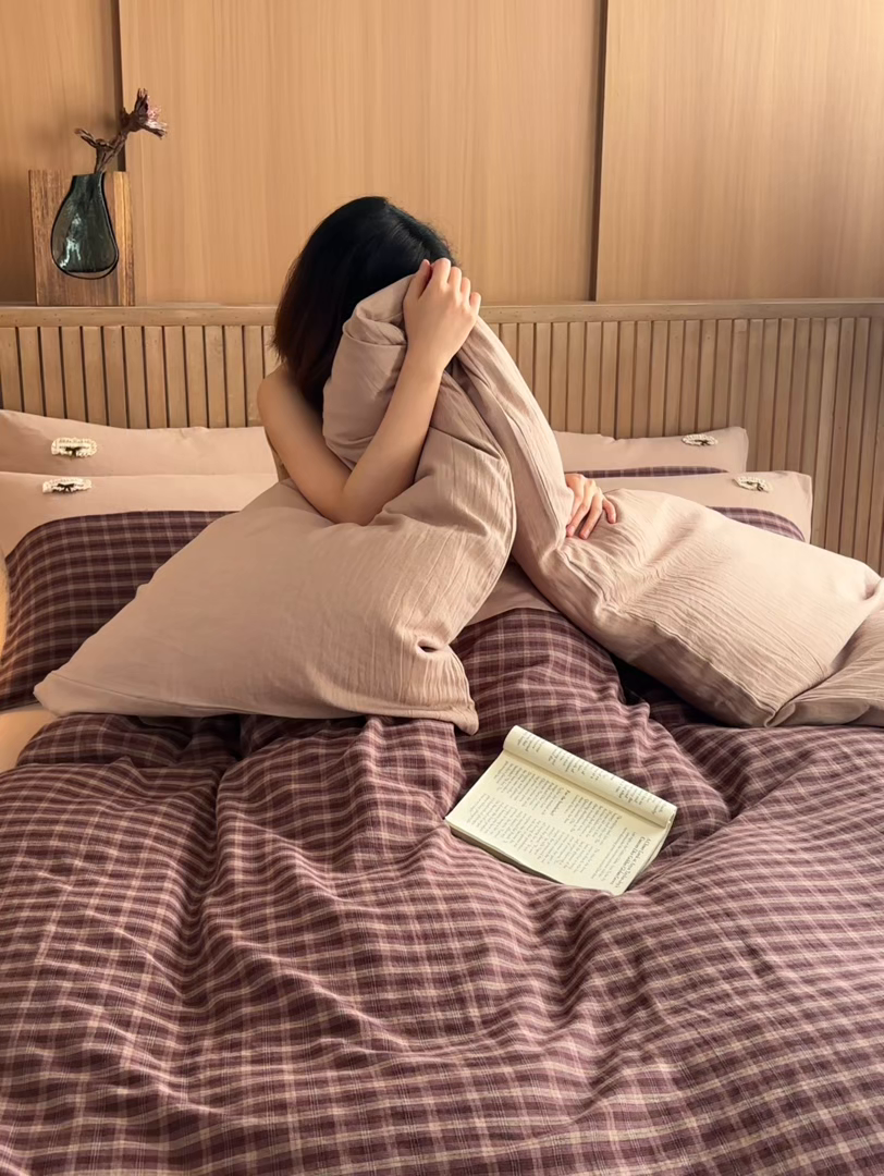 91家纺网 家纺一手货源 找家纺 安莱生活 2025新款全棉纯棉色织磨毛简逸格调四件套 蜜格恋