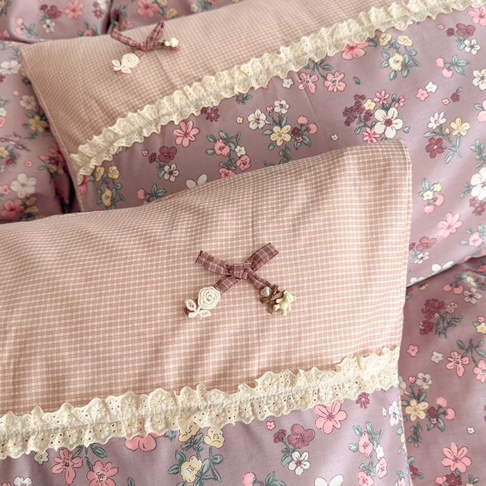 91家纺网 家纺一手货源 找家纺 安莱生活 2025新款全棉纯棉小碎花刺绣花边款四件套 紫萝梦