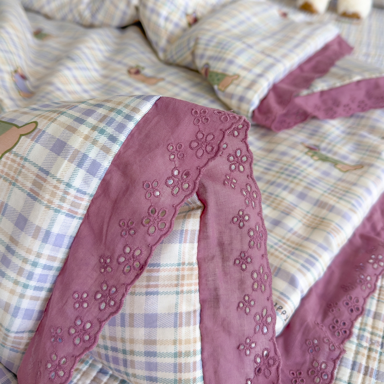 91家纺网 家纺一手货源 找家纺 赫梵茜 2025新款高温砂洗全棉床盖单品床盖床盖单件床盖三件套【可搭配同款春秋被】 腊肠伙伴