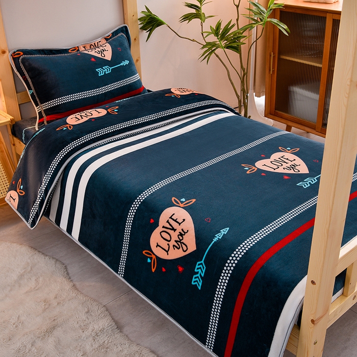 91家纺网 家纺一手货源 找家纺 牵梦萦 2025新款牛奶绒学生三件套 匆匆那年