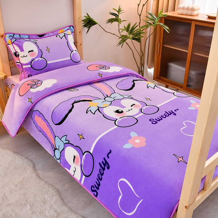 91家纺网 家纺一手货源 找家纺 牵梦萦 2025新款牛奶绒学生三件套 菲菲兔