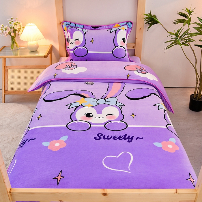 91家纺网 家纺一手货源 找家纺 牵梦萦 2025新款牛奶绒学生三件套 菲菲兔