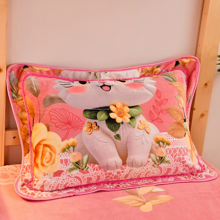 91家纺网 家纺一手货源 找家纺 牵梦萦 2025新款牛奶绒学生三件套 幸运猫咪