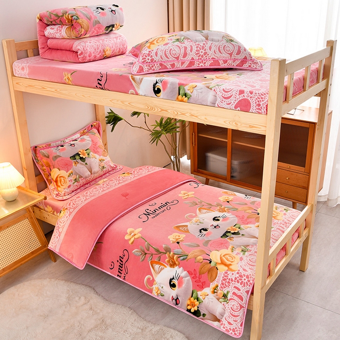 91家纺网 家纺一手货源 找家纺 牵梦萦 2025新款牛奶绒学生三件套 幸运猫咪