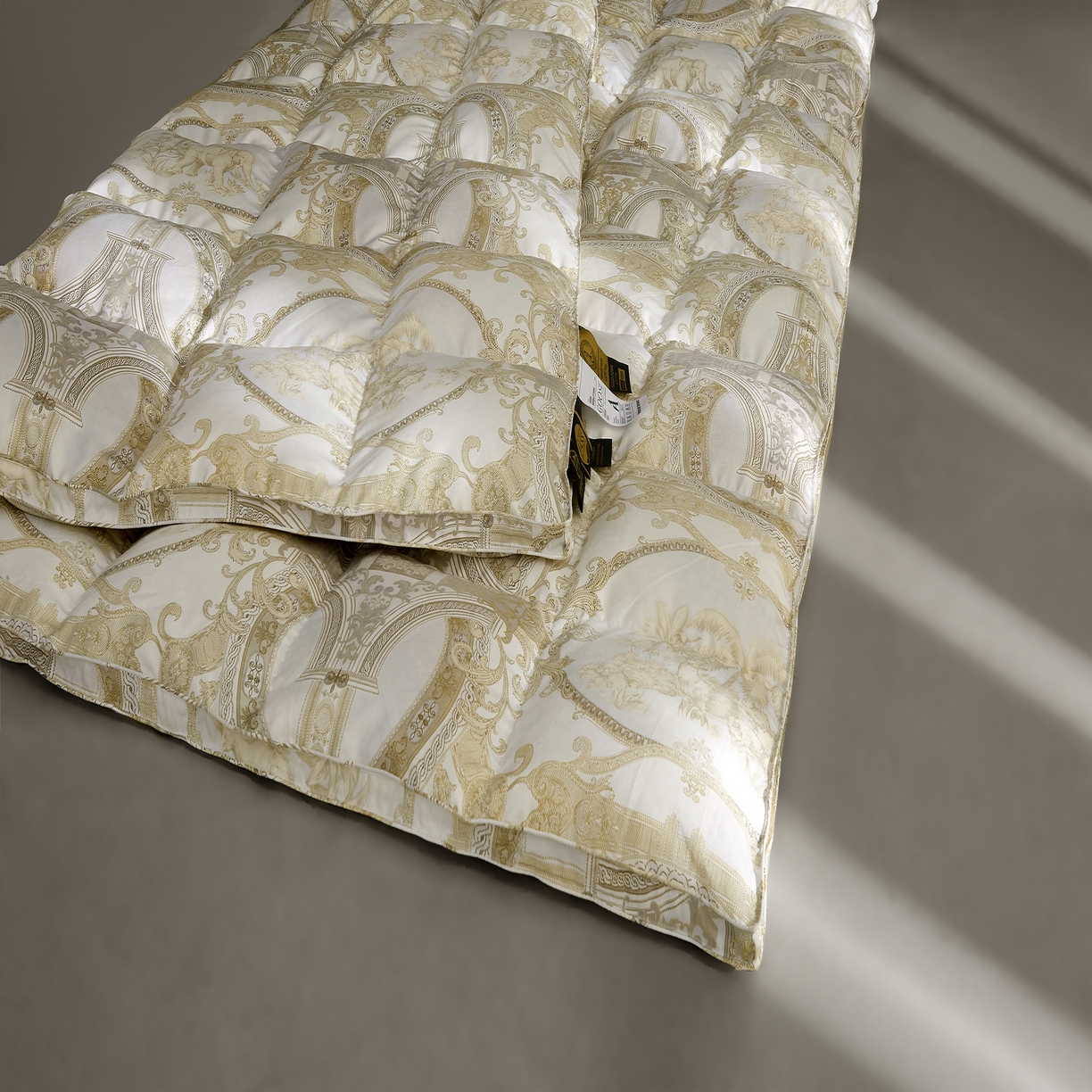 91家纺网 家纺一手货源 找家纺 织梦人羽绒工厂店 2025新款高蓬松羽绒被95鹅绒大牌同款花型 爱丁堡珍珠白