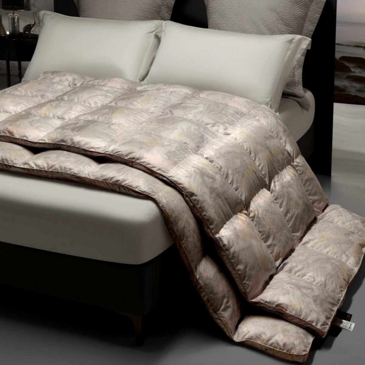 91家纺网 家纺一手货源 找家纺 织梦人羽绒工厂店 2025新款高蓬松羽绒被95鹅绒大牌同款花型 观沧海粉