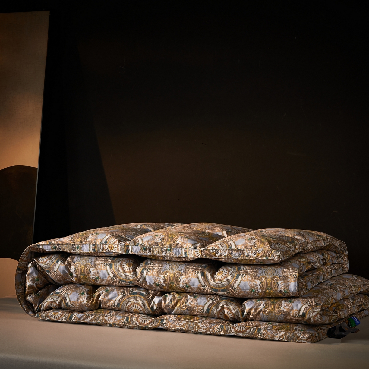 91家纺网 家纺一手货源 找家纺 织梦人羽绒工厂店 2025新款高蓬松羽绒被95鹅绒大牌同款花型 罗马风情