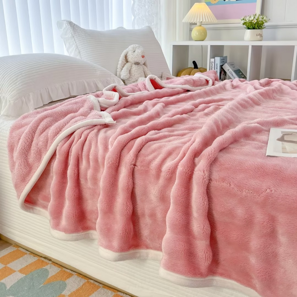 91家纺网 家纺一手货源 找家纺 （总）归属 2025新款290克牛奶绒泡泡毯包边款盖毯可跨境