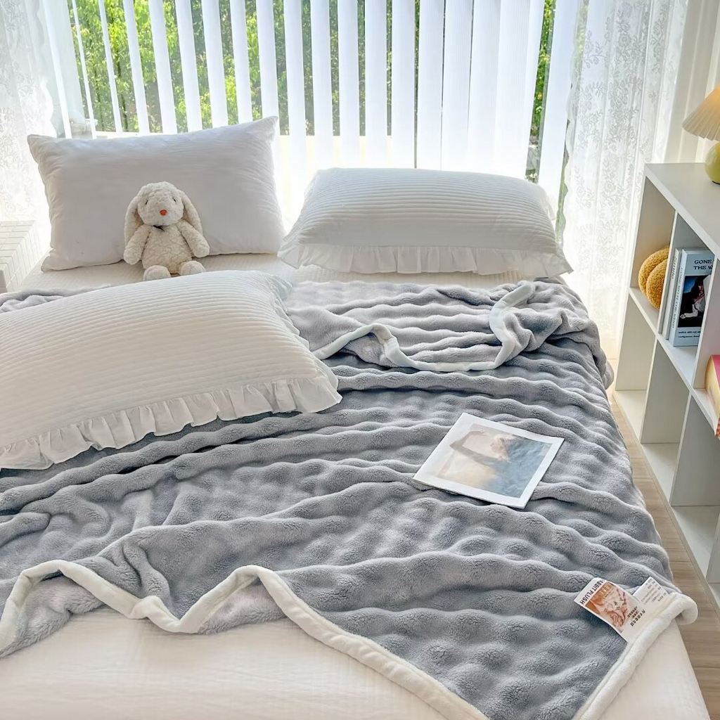 91家纺网 家纺一手货源 找家纺 （总）归属 2025新款290克牛奶绒泡泡毯包边款盖毯可跨境