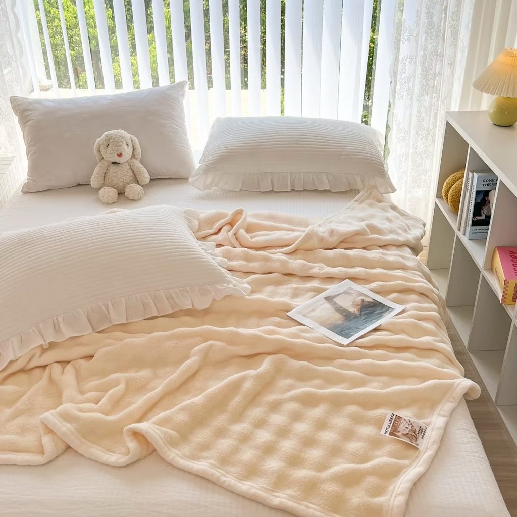 91家纺网 家纺一手货源 找家纺 （总）归属 2025新款290克牛奶绒泡泡毯包边款盖毯可跨境