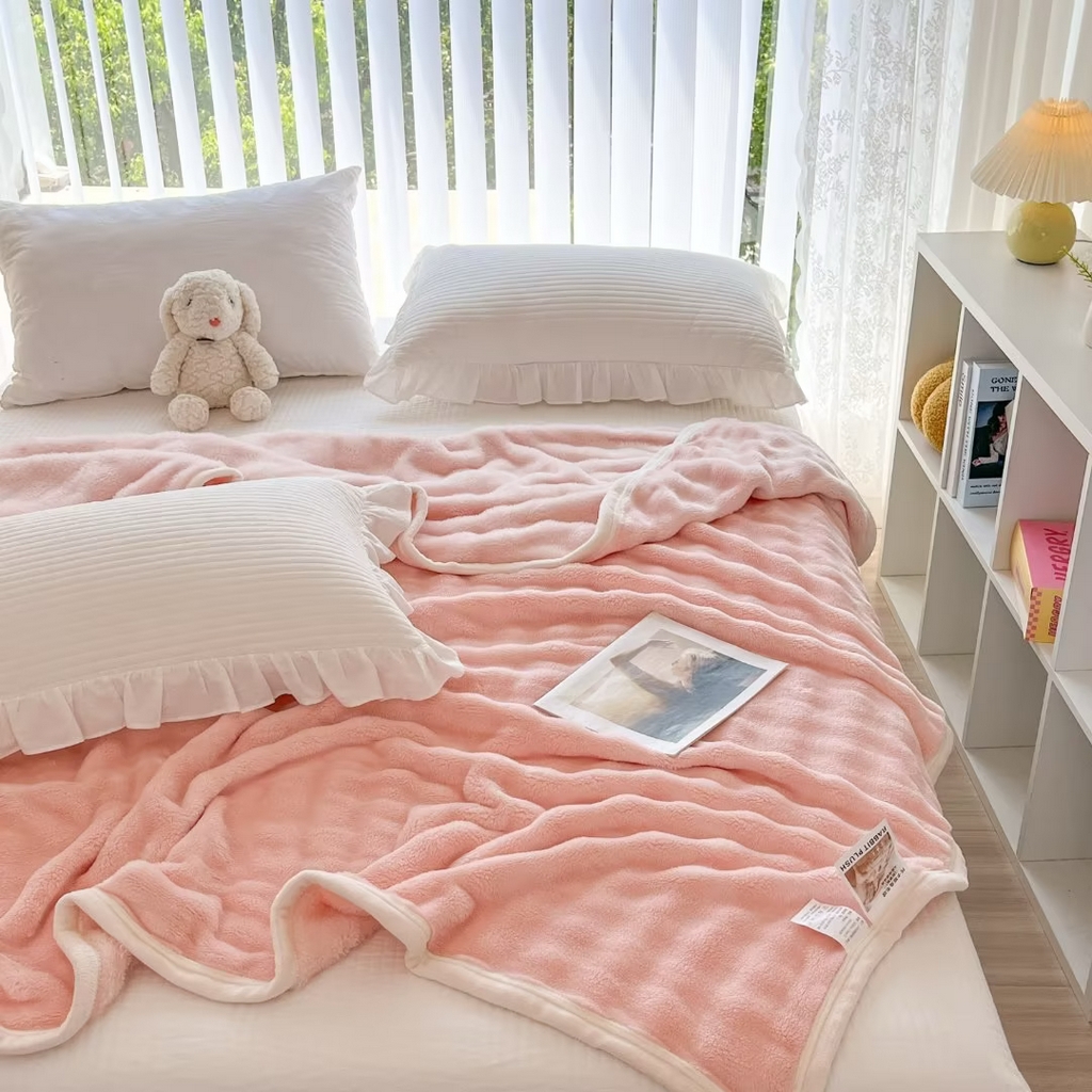 91家纺网 家纺一手货源 找家纺 （总）归属 2025新款290克牛奶绒泡泡毯包边款盖毯可跨境