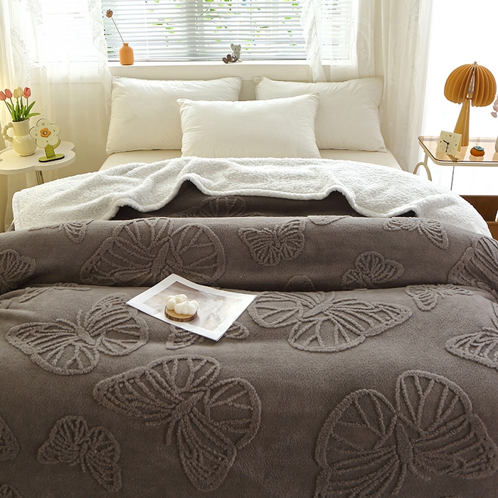 91家纺网 家纺一手货源 找家纺 莱家富 2026新款加厚双层复合毯舒棉绒剪花毛毯 深灰色