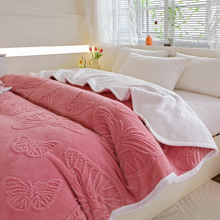 91家纺网 家纺一手货源 找家纺 莱家富 2026新款加厚双层复合毯舒棉绒剪花毛毯 樱花粉