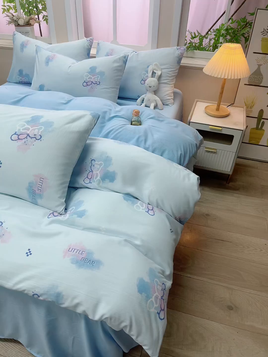 91家纺网 家纺一手货源 找家纺 梦莱家纺 2025新款水洗棉印花四件套 幻彩小熊-蓝