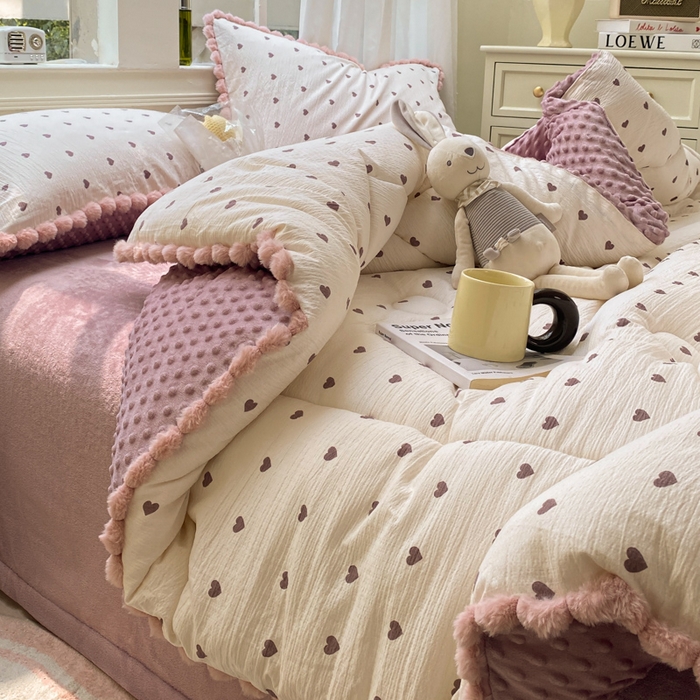 91家纺网 家纺一手货源 找家纺 米乐被业 2025新款毛球豆豆被小清新被子被芯 爱心点点