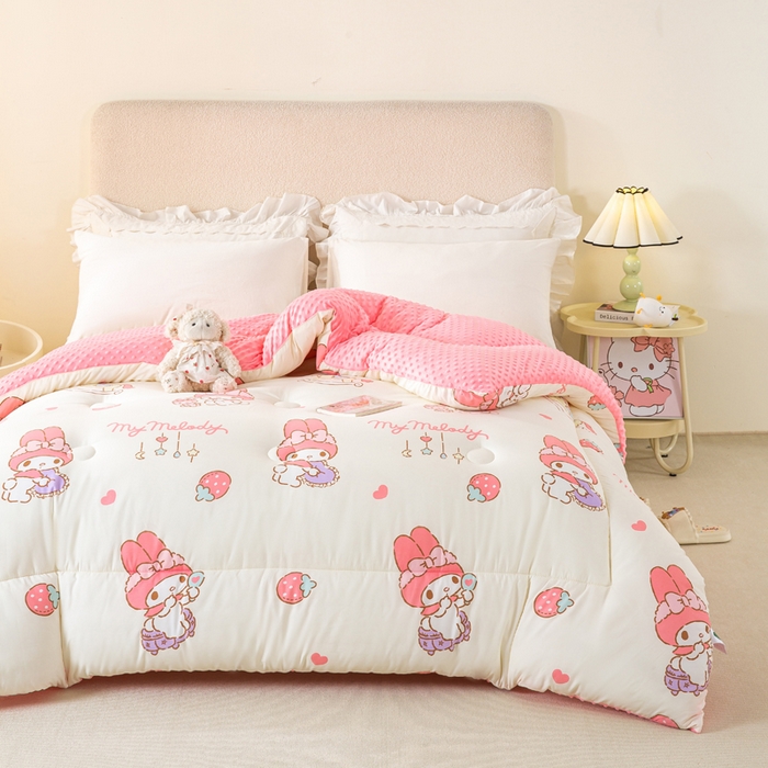 91家纺网 家纺一手货源 找家纺 米乐被业 2025新款三丽鸥水洗棉豆豆被被子被芯冬被 草莓美乐蒂