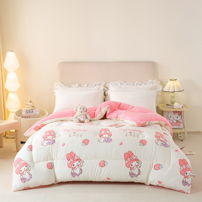 91家纺网 家纺一手货源 找家纺 米乐被业 2025新款三丽鸥水洗棉豆豆被被子被芯冬被 草莓美乐蒂