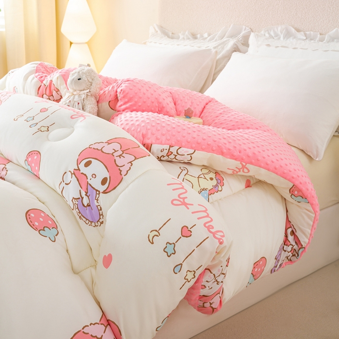 91家纺网 家纺一手货源 找家纺 米乐被业 2025新款三丽鸥水洗棉豆豆被被子被芯冬被 草莓美乐蒂