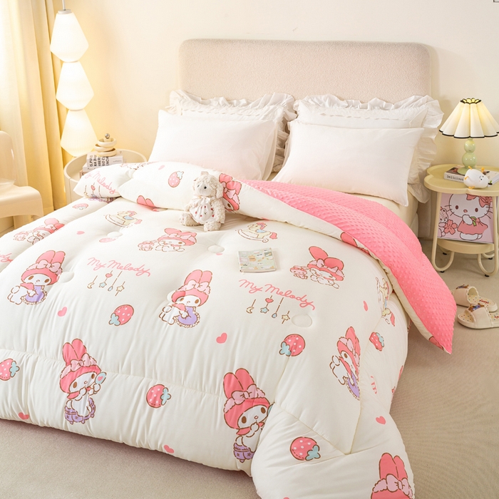 91家纺网 家纺一手货源 找家纺 米乐被业 2025新款三丽鸥水洗棉豆豆被被子被芯冬被 草莓美乐蒂