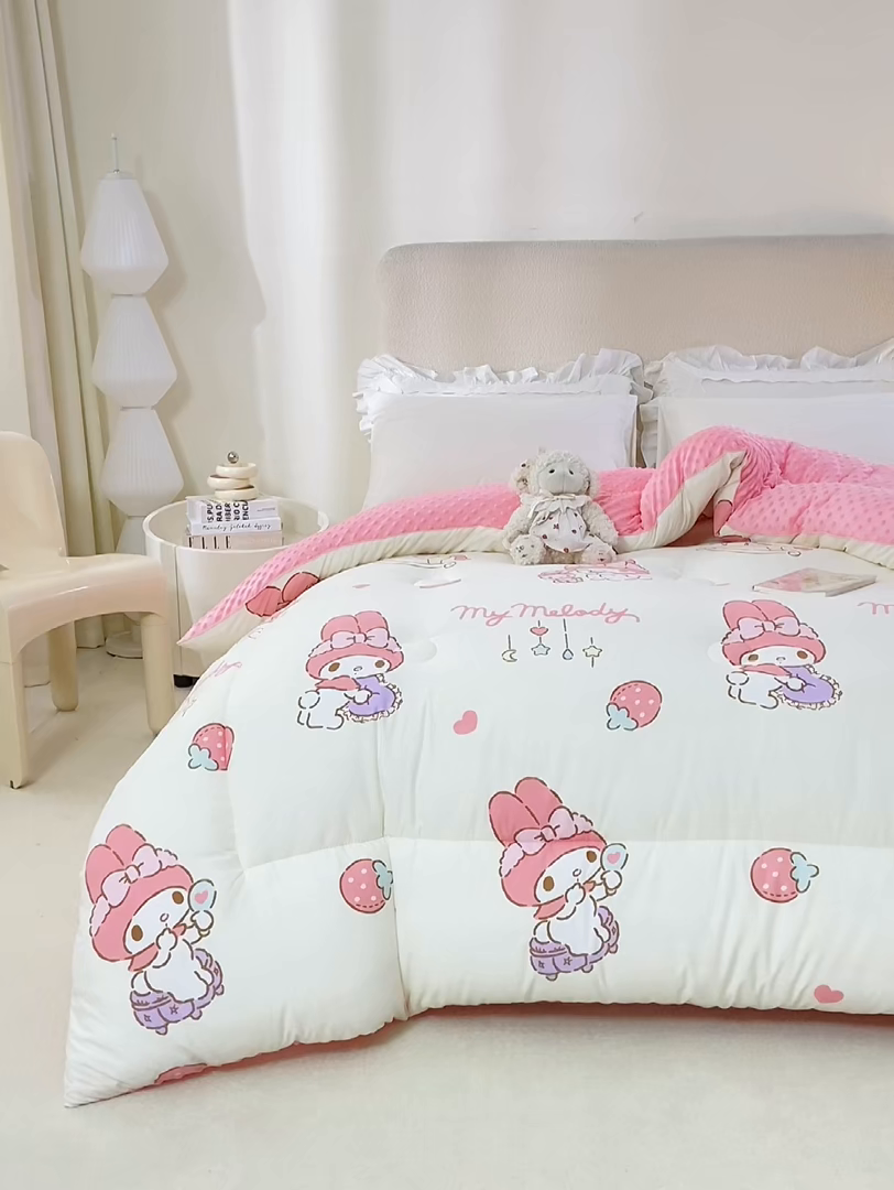 91家纺网 家纺一手货源 找家纺 米乐被业 2025新款三丽鸥水洗棉豆豆被被子被芯冬被 草莓美乐蒂