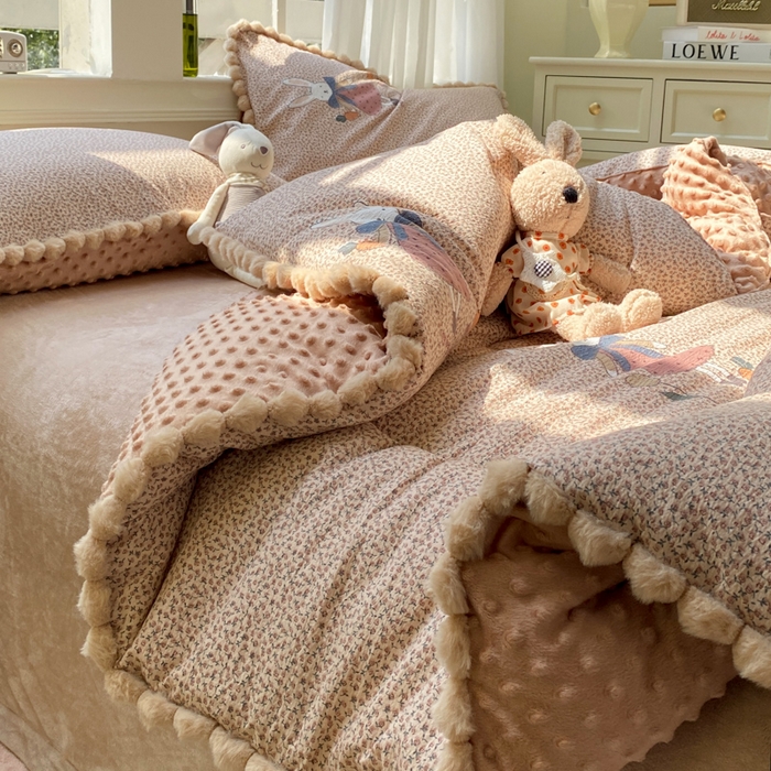 91家纺网 家纺一手货源 找家纺 米乐被业 2025新款毛球豆豆被卡通被子被芯冬被 田园兔