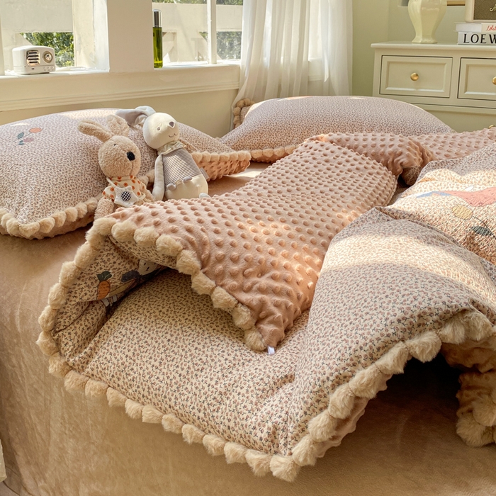 91家纺网 家纺一手货源 找家纺 米乐被业 2025新款毛球豆豆被卡通被子被芯冬被 田园兔