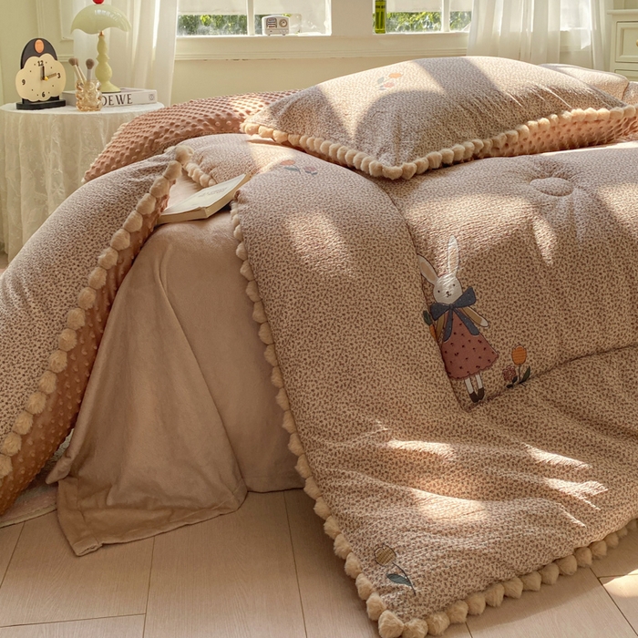 91家纺网 家纺一手货源 找家纺 米乐被业 2025新款毛球豆豆被卡通被子被芯冬被 田园兔