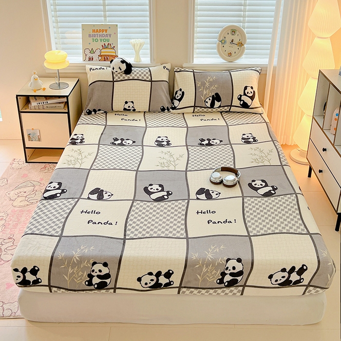 91家纺网 家纺一手货源 找家纺 富馨莱2025年新款牛奶绒印花床笠 熊猫皮皮