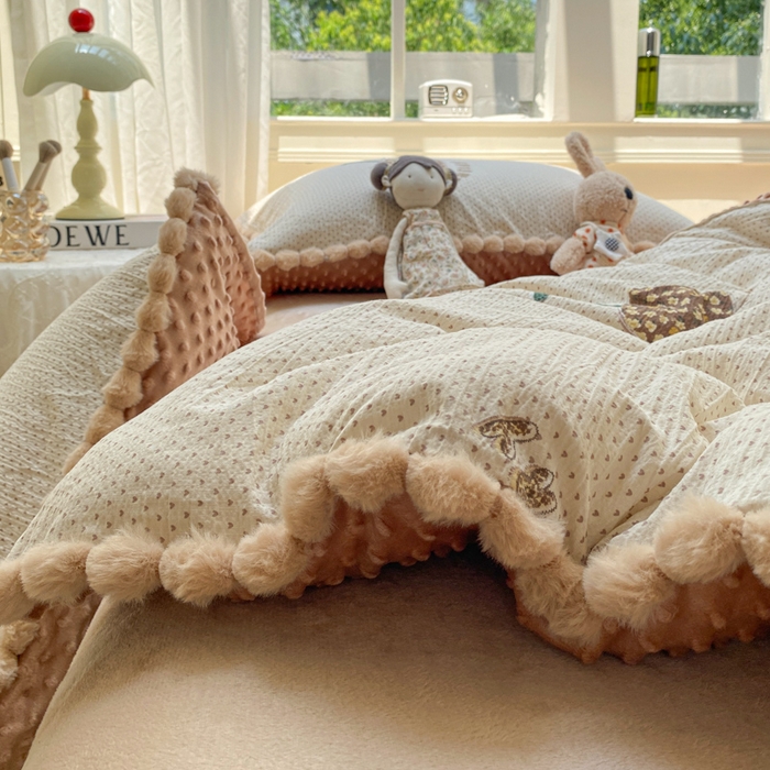 91家纺网 家纺一手货源 找家纺 米乐被业 2025新款毛球豆豆被卡通被子被芯冬被 樱桃琥珀