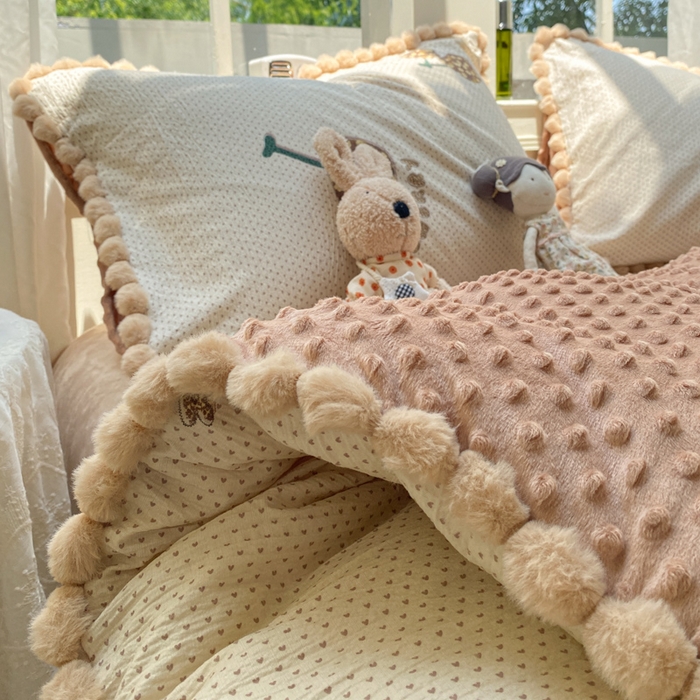 91家纺网 家纺一手货源 找家纺 米乐被业 2025新款毛球豆豆被卡通被子被芯冬被 樱桃琥珀